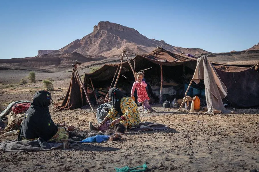 Viaggio in famiglia in Marocco bambini e cammelli nel deserto del Sahara